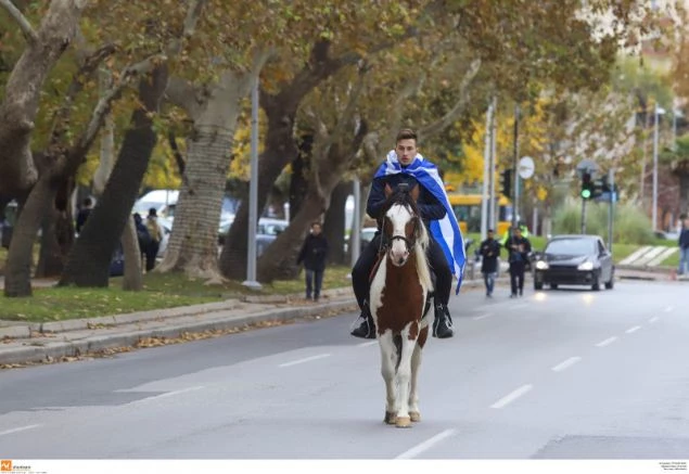 Νεαρός πάνω σε άλογο στην πορεία των μαθητών για την Μακεδονία (Eικόνες)